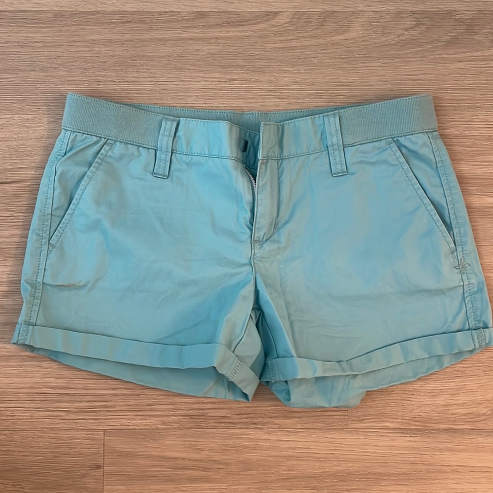 Hurley Women’s Shorts. Size 5. Fits like a 27 or medium. Elastic waste band.